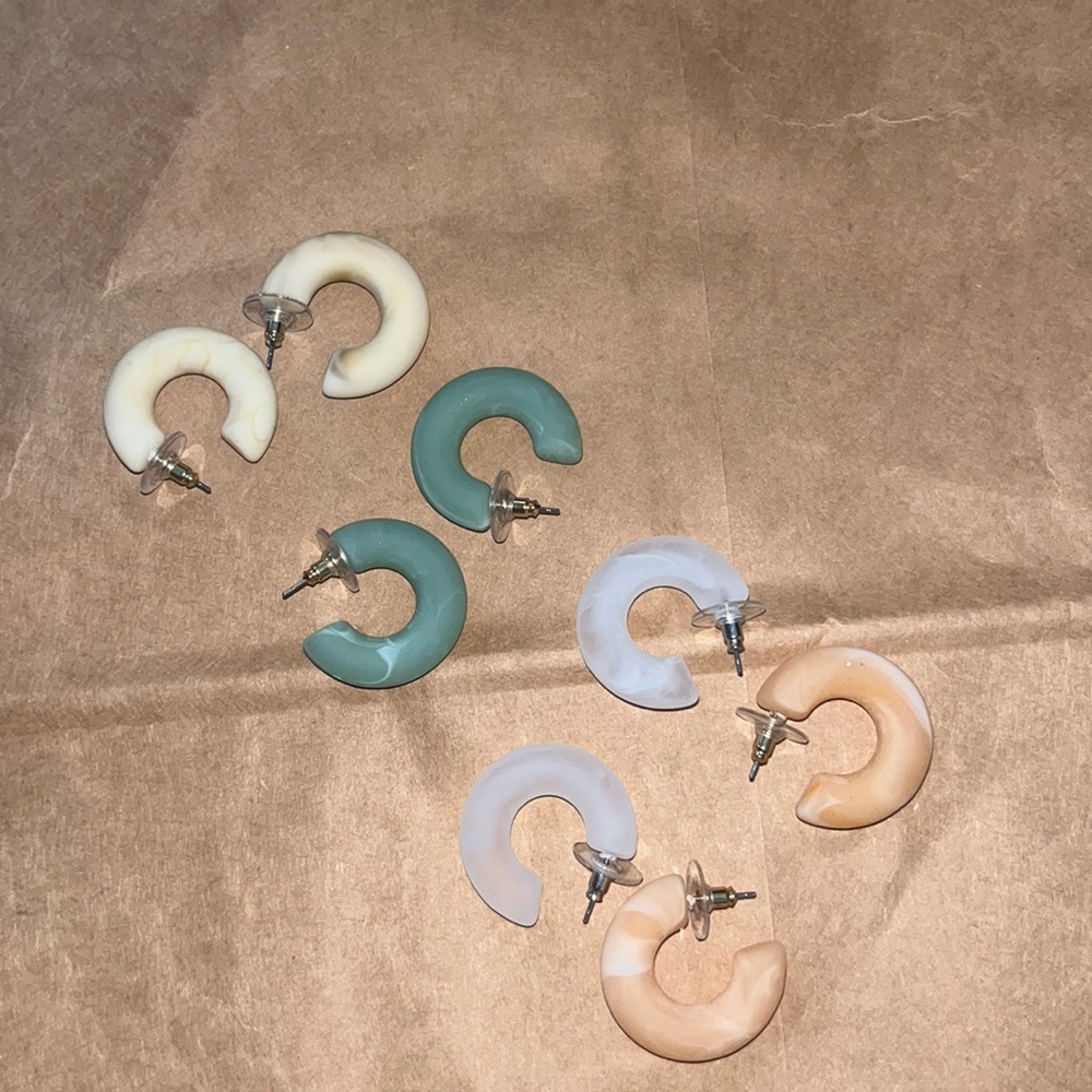 4 pairs of earrings free with bundle